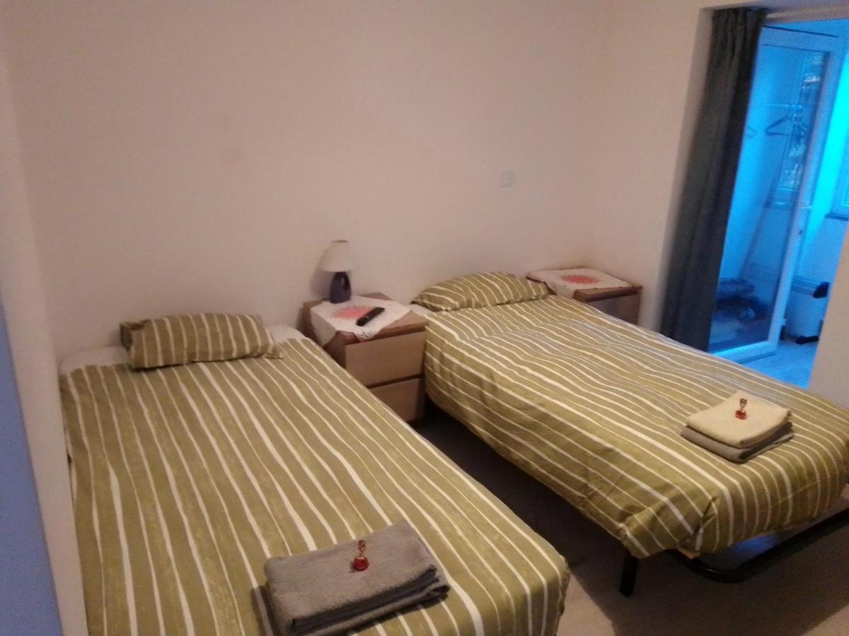 Guesthouse Marialva Park Corroios Bagian luar foto